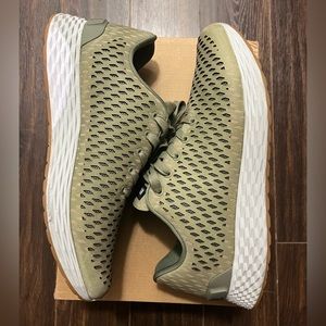 NOBULL Sage leather runner LIKE NEW